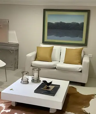 a living room with a couch and a coffee table at 306Hermoso, céntrico y acogedor loft en Cartagena in Cartagena de Indias