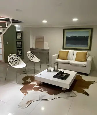 a living room with a couch and a table and chairs at 306Hermoso, céntrico y acogedor loft en Cartagena in Cartagena de Indias