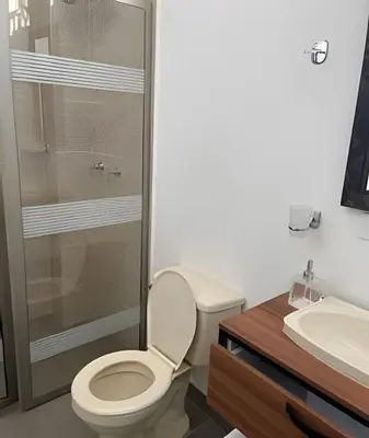 a bathroom with a toilet and a shower and a sink at 417 Apto con vista panorámica de cgna in Cartagena de Indias
