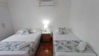 a room with two beds and a table with a lamp at Hermoso apartamento cerca del centro histórico in Cartagena de Indias