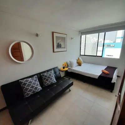 a living room with a couch and a mirror at Acogedor Apartamento Cartagena in Cartagena de Indias