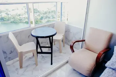 a room with chairs and a table and a chair at Linda vista y excelente ubicación in Cartagena de Indias