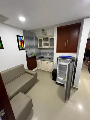 a living room with a couch and a kitchen at Alojamientos Cartagena Edificio Atlantis y Conquistador in Cartagena de Indias