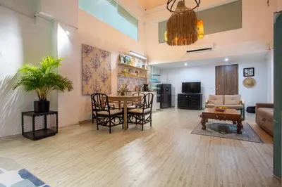 a living room with a table and chairs and a couch at Al Alma Apart-Suites in Cartagena de Indias