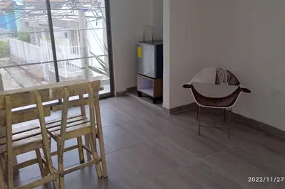 a room with a table and chairs and a tv at Hermoso Aparta Estudio pequeño in Cartagena de Indias