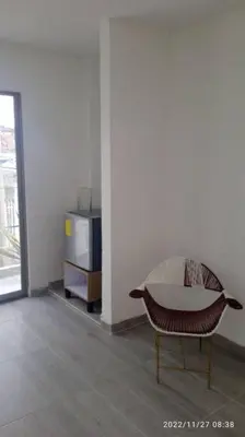 a living room with a chair and a tv at Hermoso Aparta Estudio pequeño in Cartagena de Indias