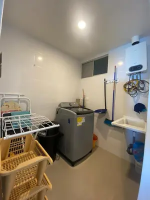 a hospital room with a washing machine and a sink at Cartagena 3 habitaciones 9 personas cerca a la playa Wifi y Parqueadero in Cartagena de Indias
