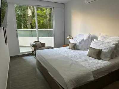 a bedroom with a bed and a large window at Cerca al Hotel Americas Ctgna Spiaggia Morros Piscina playa in Cartagena de Indias