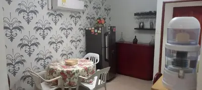 a kitchen with a table and a refrigerator at Cartagena Apartamento en Manga de 2 Habitaciones in Cartagena de Indias