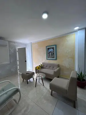 a living room with a couch and a table at 3CB-1 APARTAMENTO DE 3 ALCOBAS EN EL CENTRO HISTORICO CON AIRE ACONDICIONADO Y WIFI in Cartagena de Indias