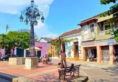a person standing next to a bench and a street light at 2CB-3 APARTAMENTO DE 2 ALCOBAS EN EL CENTRO HISTORICO CON AIRE ACONDICIONADO Y WIFI in Cartagena de Indias
