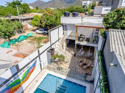 an aerial view of a building with a swimming pool at COMFORT+TRANQUILIDAD=ROMÁNTICO APARTAESTUDIO CON PISCINA #6 in Santa Marta