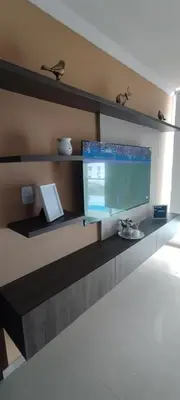 a shelf with a fish aquarium on a wall at Hermosa casa amoblada in Barranquilla