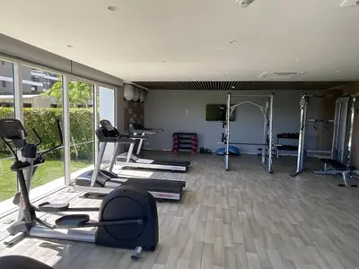 a gym with several treadmills and machines in a room at Lujoso Apto Cartagena - Acceso Directo a la Playa in Cartagena de Indias