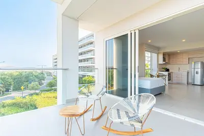 a living room with two chairs and a table at Lujoso Apto Cartagena - Acceso Directo a la Playa in Cartagena de Indias