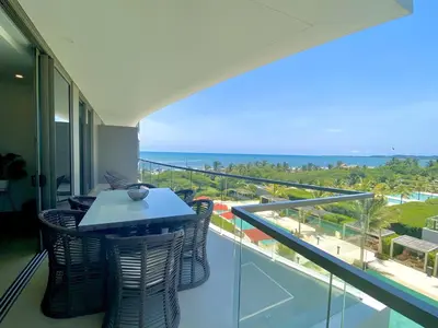 a balcony with a table and chairs and the ocean at Apartamento de Lujo Morros Zóe - Manzanillo - Cartagena in Cartagena de Indias