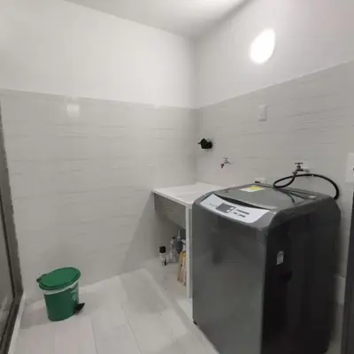 a small bathroom with a sink and a trash can at Apartamento en Cartagena cerca al aeropuerto y Playa in Cartagena de Indias