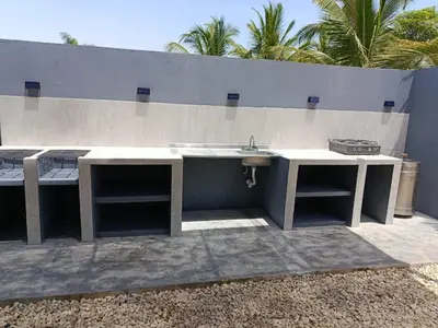 a concrete counter with a sink next to a wall at Cabaña los Abuelos in Coveñas