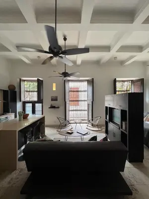 a living room with a ceiling fan and a couch at Loft en Casa Colonial del Centro Histórico de Cartagena in Cartagena de Indias