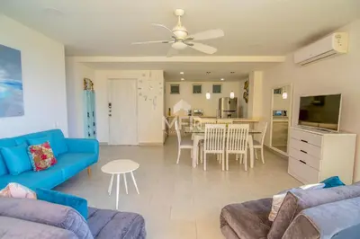 a living room with a blue couch and a table at MORROS 922 APTO 3 ALCOBAS in Cartagena de Indias
