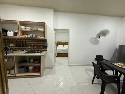 a room with a kitchen with a table and a lamp at Apartaestudio en Tolú - Itze solaris in Tolú