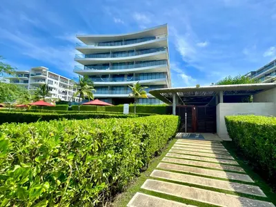 a building with a hedge in front of a building at Fantastic Loft/Beachfront+Pools in Cartagena de Indias