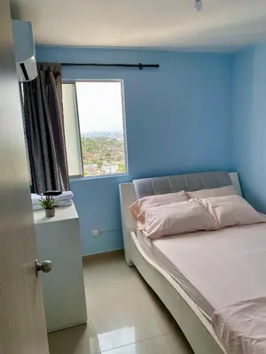 a blue bedroom with a bed and a window at Apartamento en Cartagena, Entero y Amueblado in Cartagena de Indias