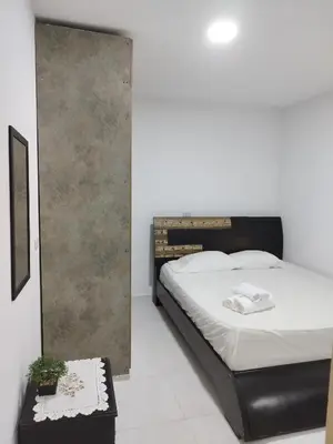 a bedroom with a large bed and a table at Apartamento con ubicación estratégica in Cartagena de Indias