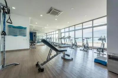 a gym with a row of treadmills and machines at Apartamento con espectacular vista al oceano in Cartagena de Indias