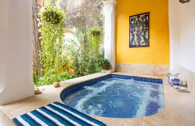 a jacuzzi tub in a room with a window at 4CB-1 CASA COLONIAL DE 4 HABITACIONES EN EL CENTRO HISTORICO DE CARTAGENA in Cartagena de Indias