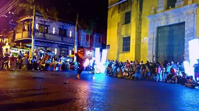 a crowd of people on the side of a street at night at 4CR-1M CASA DE 4 HABITACIONES EN EL CENTRO HISTORICO, GETSEMANI in Cartagena de Indias