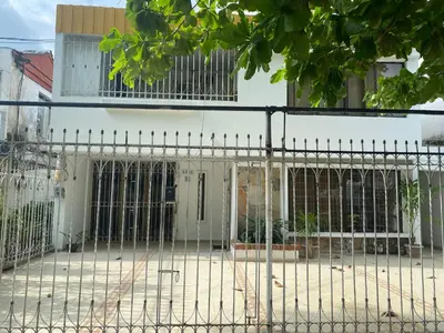 a gate in front of a building at Habitación cerca al aeropuerto 2 in Cartagena de Indias