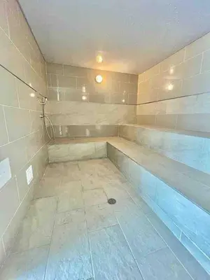 an empty swimming pool in a room with a pool at Apartamento Moderno y lujoso con vista al mar Piso 1903 - cerca a ciudad amurallada in Cartagena de Indias