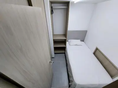 a small room with a bed next to a door at Tranquilo Apartamento Central Cerca a la Playa Puerto Colombia in Puerto Colombia