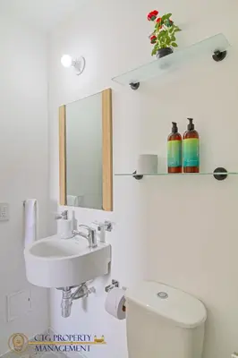 a bathroom with a sink and a toilet and a mirror at Coco Paraiso Baranquilla - Hermosos Apartamentos Cercanos Al Malecón Del Rio in Barranquilla