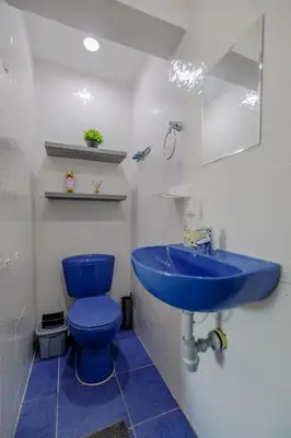 a bathroom with a blue sink and a toilet at Mini departamento a una cuadra de la playa y de la bahia de Bocagrande in Cartagena de Indias